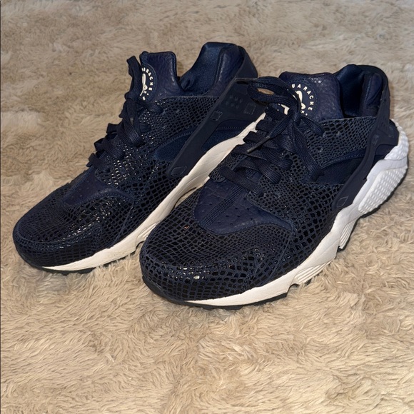 Nike Shoes - Nike Size 10 WMNS AIR HUARACHE RUN PRINT 'CANNON CROCODILE'